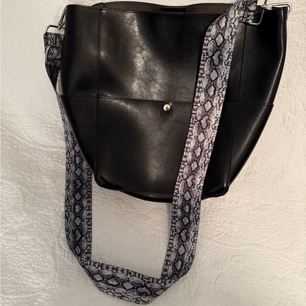 Stylish Black Leather Bag with Snake Print Strap